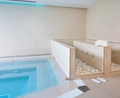 Foto de la bañera de hidromasaje y el pediluvio del spa
