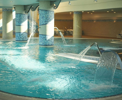 Foto de la piscina cubierta climatizada con chorros de agua