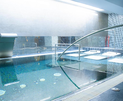 Foto de la piscina cubeierta climatizada
