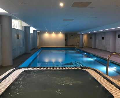 Foto de la piscina climatizada y bañera de hidromasaje