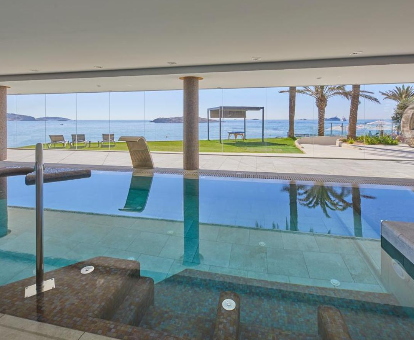 Foto de la piscina cubierta climatizada con vistas al mar
