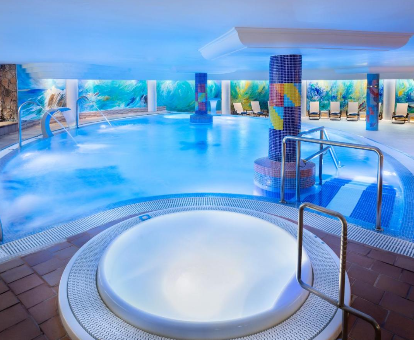 Foto de la piscina cubierta climatizada con bañera de hidromasaje