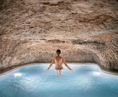 Foto de la piscina cubierta en una cueva