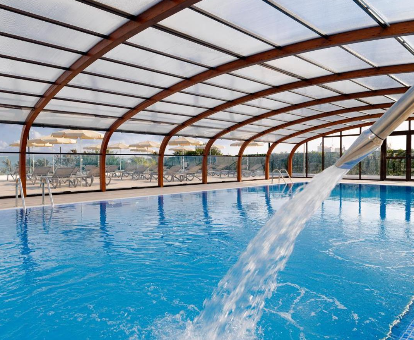 Foto de la piscina exterior cubierta con chorros de agua