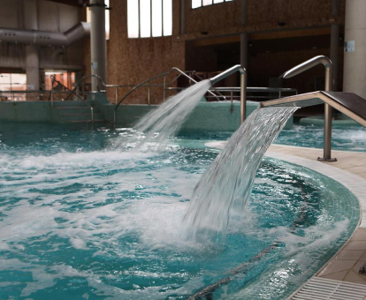 Foto de la piscina interior cubierta con chorros de agua