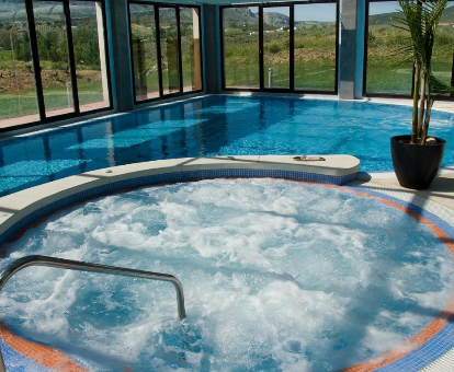 Foto de la piscina cubierta y la bañera de hiromasaje
