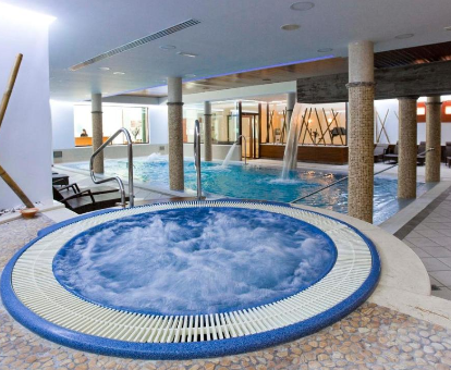 Foto de la bañera de hidromasaje y la piscina con chorros de agua del spa
