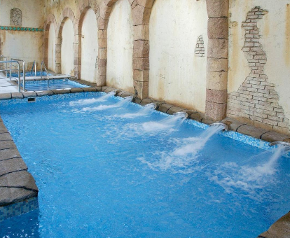Foto de la piscina cubierta con chorros de agua