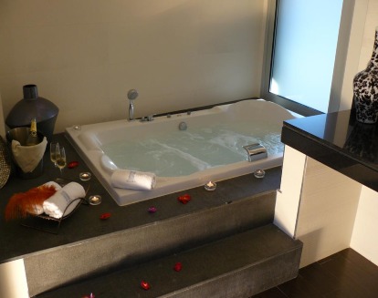 Hotel ágora Spa & Resort ofrece variedad de servicios, entre ellos el sauna y la bañera de hidromasajes privada que se encuentran en la habitaciones que dan la sensación de estar como en casa