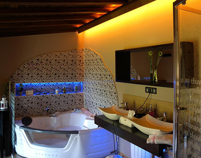 Foto de baño luminoso con bañera de hidromasaje de fora circular en este moderno hotel