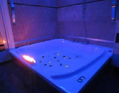 baño de habitacion con ceramica y luces de ambiente y una jacuzzi privado en un hotel en Panzares, La rioja