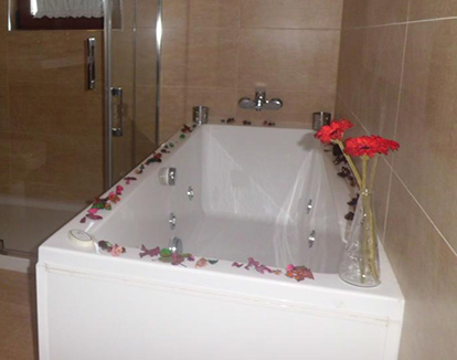 Foto de bañera con hidromasaje de colo blanco en orma rectangular de este hotel