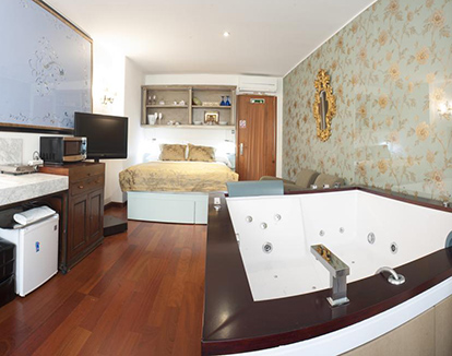 Foto de habitación luminosa de hotel con jacuzzi de forma rectangular para estancias romanticas