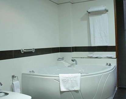 Foto de jacuzzi y ducha con hidromasaje de color blanco en forma ovalada en este hotel