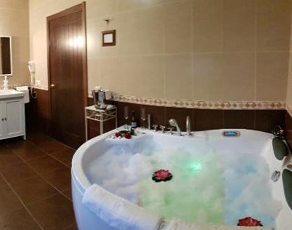 Foto de la bañera de hidromasaje para parejas en un rincón del baño que se encuentra en la casa unifamiliar de 3 dormitorios