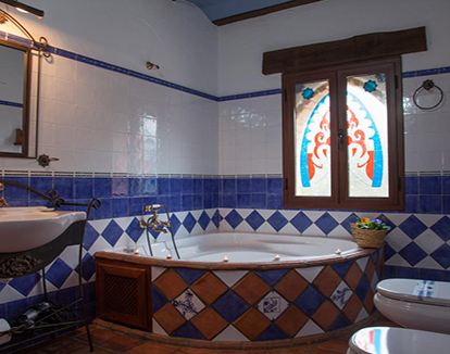 Foto de baño de estilo rustico con bañera de hidromosaje en forma circular ubicada en este lindo hotel