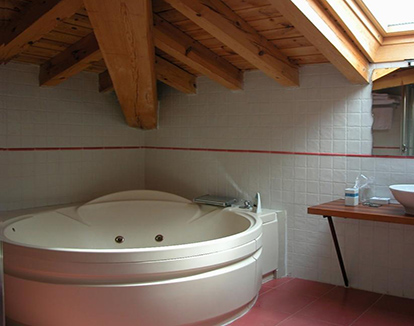 Foto de bañera con hidromasaje en baño privado en forma circular situado en este hotel
