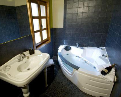 Foto de baño elegante con ceramicas azules y bañera con hidromasaje de este grandioso hotel