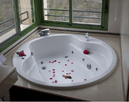 suite junior con hermosa bañera de hidromasaje redonda en un hotel en Hervás, Cáceres