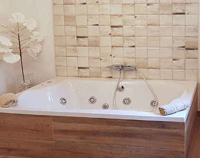 Foto de baño de estilo rustico con bañera de hidromasaje de forma rectangular de este gran hotel