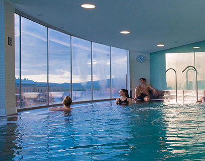 Foto de luminosa piscina con ventanal de vidrio de este maravilloso hotel