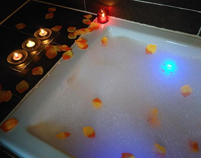 Foto bañera de hidromasaje romantica situada en este hotel