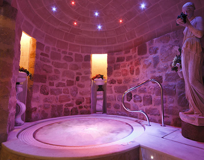 Foto de Jacuzzi en forma circular ubicada en el lujoso baño en este hotel encantador