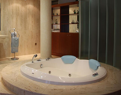 Foto bañera de hidromasaje en forma cirncular de este gran hotel