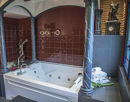 Foto de Bañera con hidromasaje de forma rectangular ubicada en el moderno baño de este hotel elegante