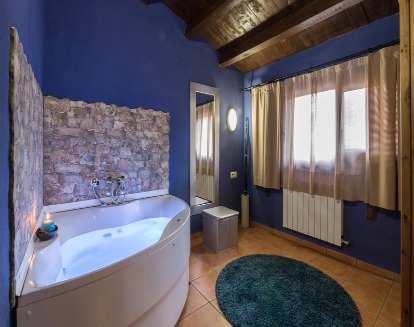 Una bañera de hidromasaje dentro del amplio baño del Hotel El Cantón Rural ideal para parejas que buscan un día de tranquilidad