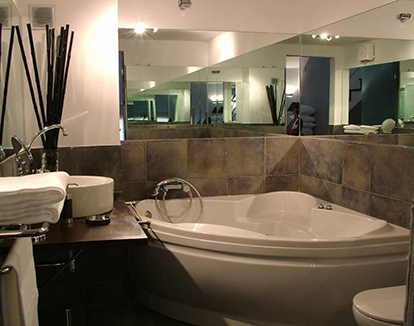 Foto de baño privado de suites con bañera de hidromasaje de estilo elegante ubicado en ete encanto de hotel