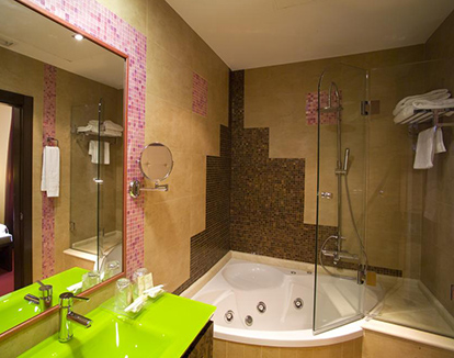 Foto de baño privado de habitacion con ducha y bañera de hidromasaje en orma circular de este hotel