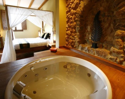 La amplia bañera de hidromasaje que ofrece el Hotel Masía Durbá y su impresionante decoración al estilo asiático brindan ese aire fresco que toda pareja busca