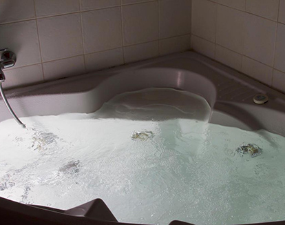 Foto de bañera con hidromasaje ubicada en los baños privados de este hotel