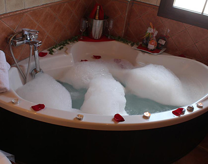 Foto de bañera de hidromasaje de estilo elegante en forma circular de este hotel