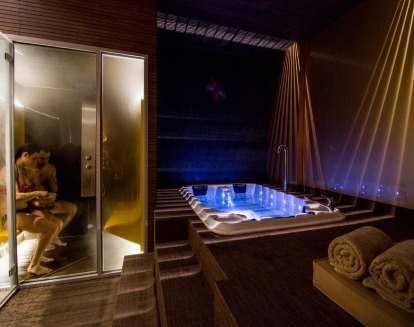 Una bañera de hidromasaje dentro del baño con calefacción del Hotel Spa Balfagon perfecta para ir luego de disfrutar las vistas en el balcón privado de sus habitaciones