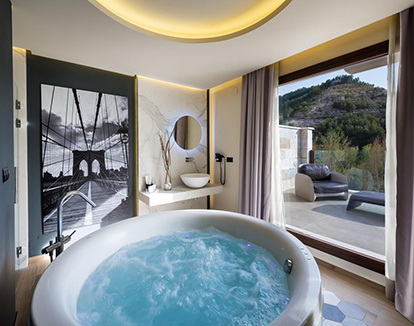 Foto de baño moderno de color blanco y bañera con hidromasaje de forma redonda en este elegante hotel