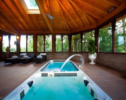 Una bañera de hidromasaje dentro de la habitación del Hôtel & Spa Etxegana para relajarte luego de un dia de paseo por esta hermosa ubicación