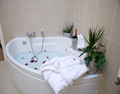 Una bañera de hidromasaje perfecta para las parejas que buscan relajarse despues de un dia de aventuras a las afueras del Hotel Villa Monter 