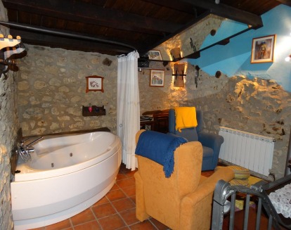 Una bañera de hidromasaje en la sala de La Cantonera hecha especialmente para parejas que buscan privacidad y un lugar hogareño