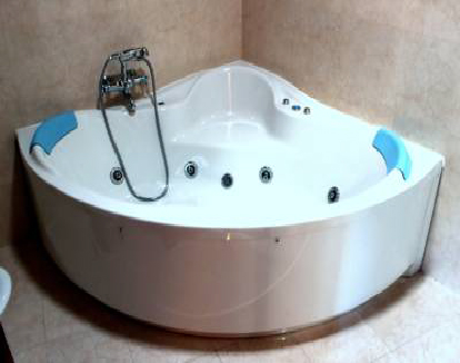 suite con bañera de hidromasajes triangular blanca en un hotel rural en noceda delbierzo