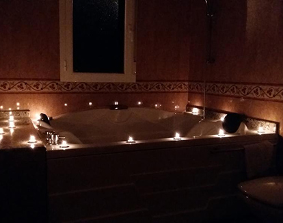 Foto de romantica bañera de hidromasaje en forma cuandrada situada en este hotel