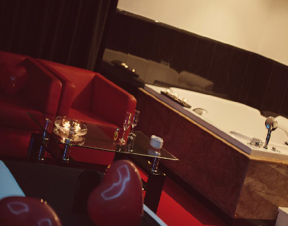  suite con una hermoso jacuzzi privado en un hotel en Outeiro del Rei, Lugo