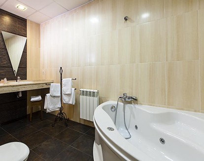 Foto de baño privado de hotel con bañera de hidromasaje de estilo elegante ubicado en este magnifico hotel