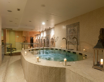 un hermoso jacuzzi de spa redondo en un hotel en Toledo