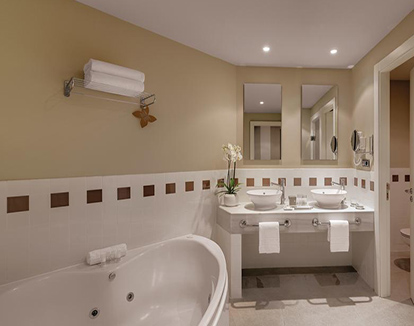 Foto de baño de color cálido con bañera de hidromasaje de este sofisticado hotel