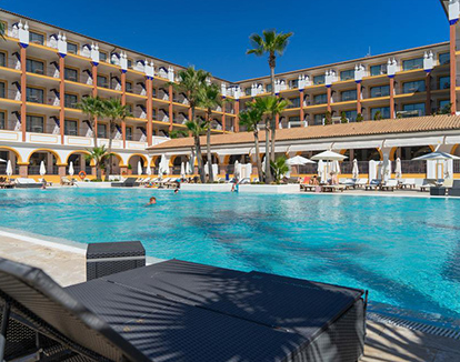 Foto de piscina principal de este maravilloso Hotel Sensimar Isla Cristina Palace.
