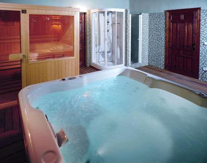 Foto de bañera de hidromasaje de color blanca en orma rectangular ubicada en cuarto de este hermoso hotel