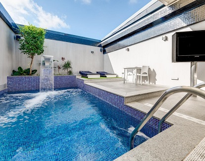 Foto la la piscina privada que tienes en las habitaciones con piscina privada del hotel Zouk