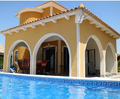 Foto de Villa Casa del Sol donde se puede ver la villa y parte de la piscina